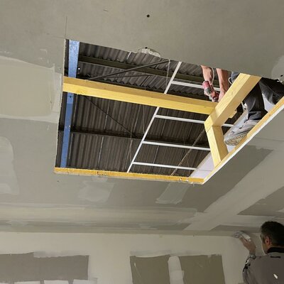 Installation d’une climatisation encastrée dans un plafond. Découpe, création d’un chevêtre et réalisation d’une structure permettant le maintien.